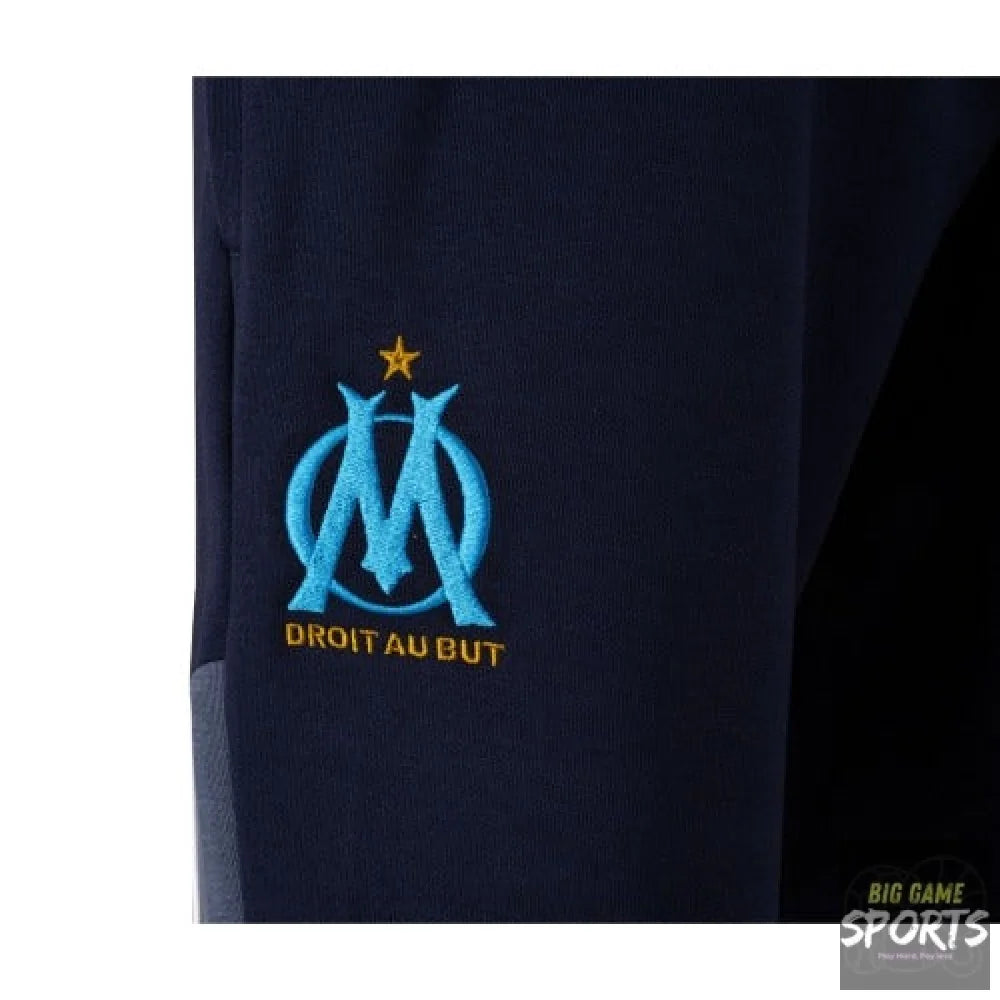 Embroidered logo on a dark blue fabric with text 'Droit au But'.