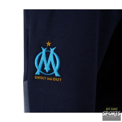Embroidered logo on a dark blue fabric with text 'Droit au But'.